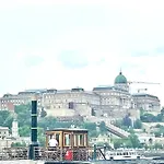 Rainbow Pearl At St Stephen' S Basilica 부다페스트