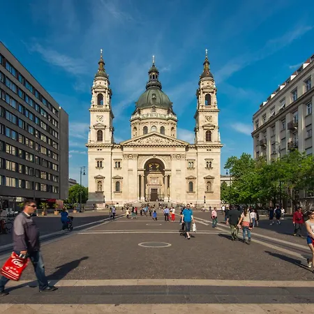 Rainbow Pearl At St Stephen' S Basilica Appartement Budapest